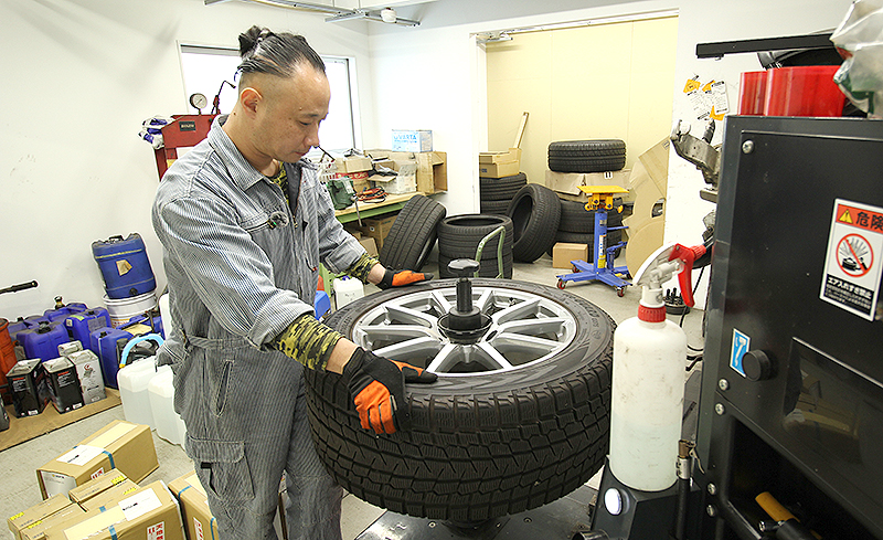 自動車整備士タイヤ交換作業