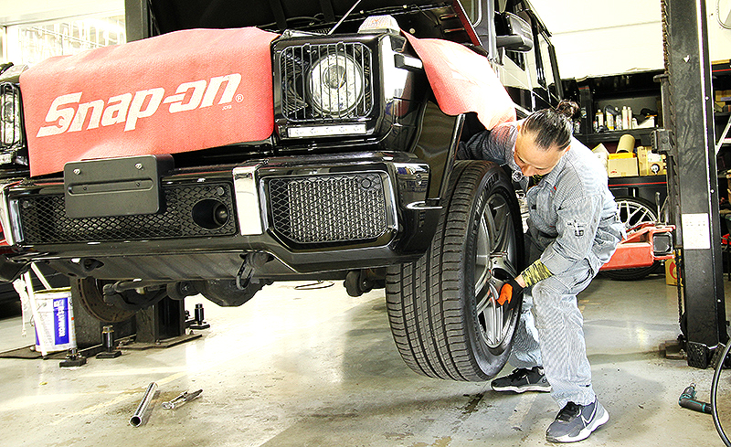 自動車整備士タイヤ交換作業