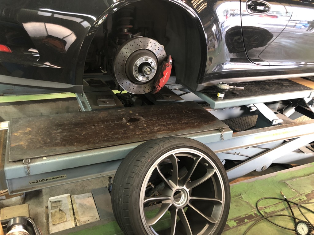 今日のサエキモータース　ポルシェ　GT3　パンク修理　　ジャガーFタイプ　点検中