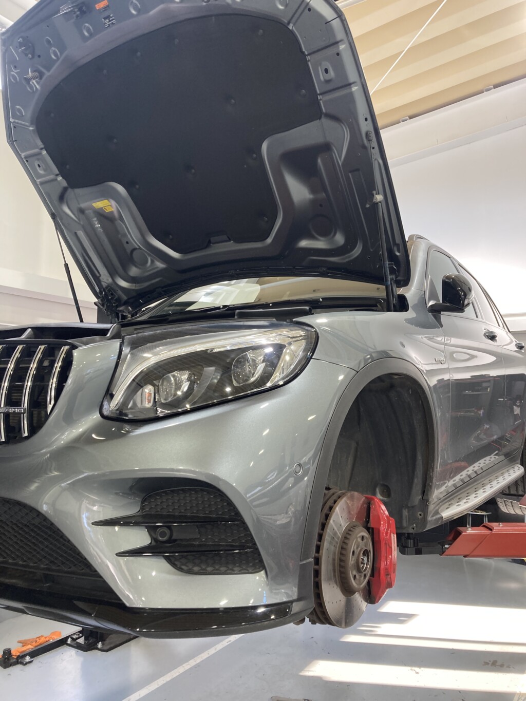 メルセデスベンツ AMG GLC43 エアサス交換 - サエキモータース新三郷サービスセンター 輸入車の車検点検・修理工場