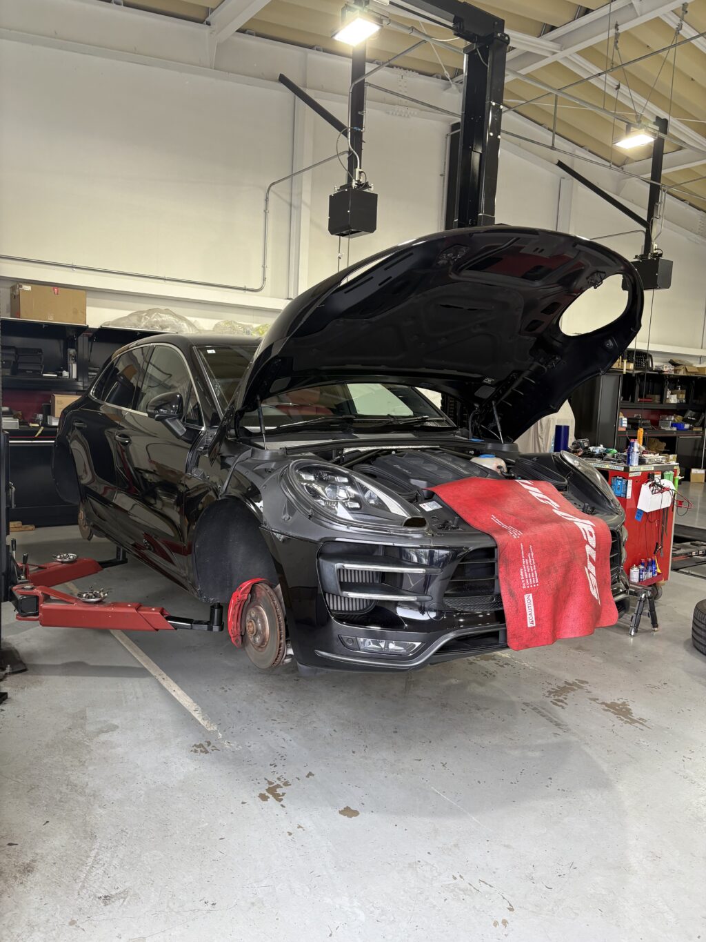 ポルシェマカン 車検作業およびオイル漏れ修理