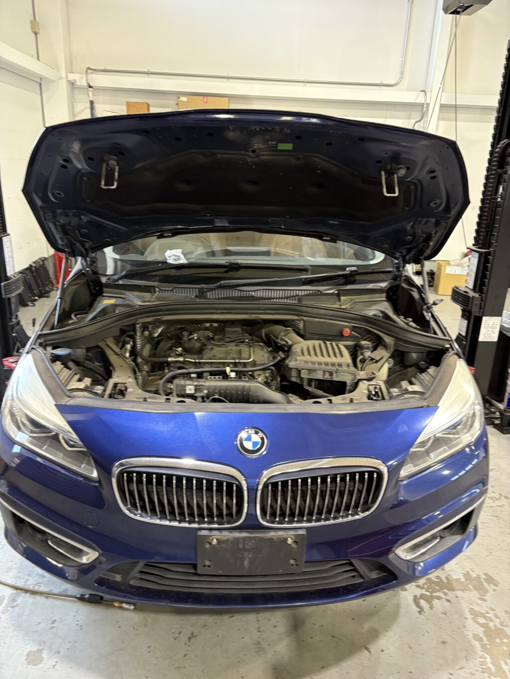 BMW　２シリーズ　ｱｸﾃｨﾌﾞﾂｱﾗｰ　水漏れ　修理　駐車場にシミ　【ｳｫｰﾀｰﾎﾟﾝﾌﾟ・ﾌｨﾙﾀｰﾊｳｼﾞﾝｸﾞ交換】